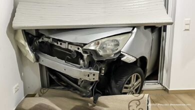Schwerer Verkehrsunfall in Ahrensfelde - PKW durchbrach Terrassenfenster