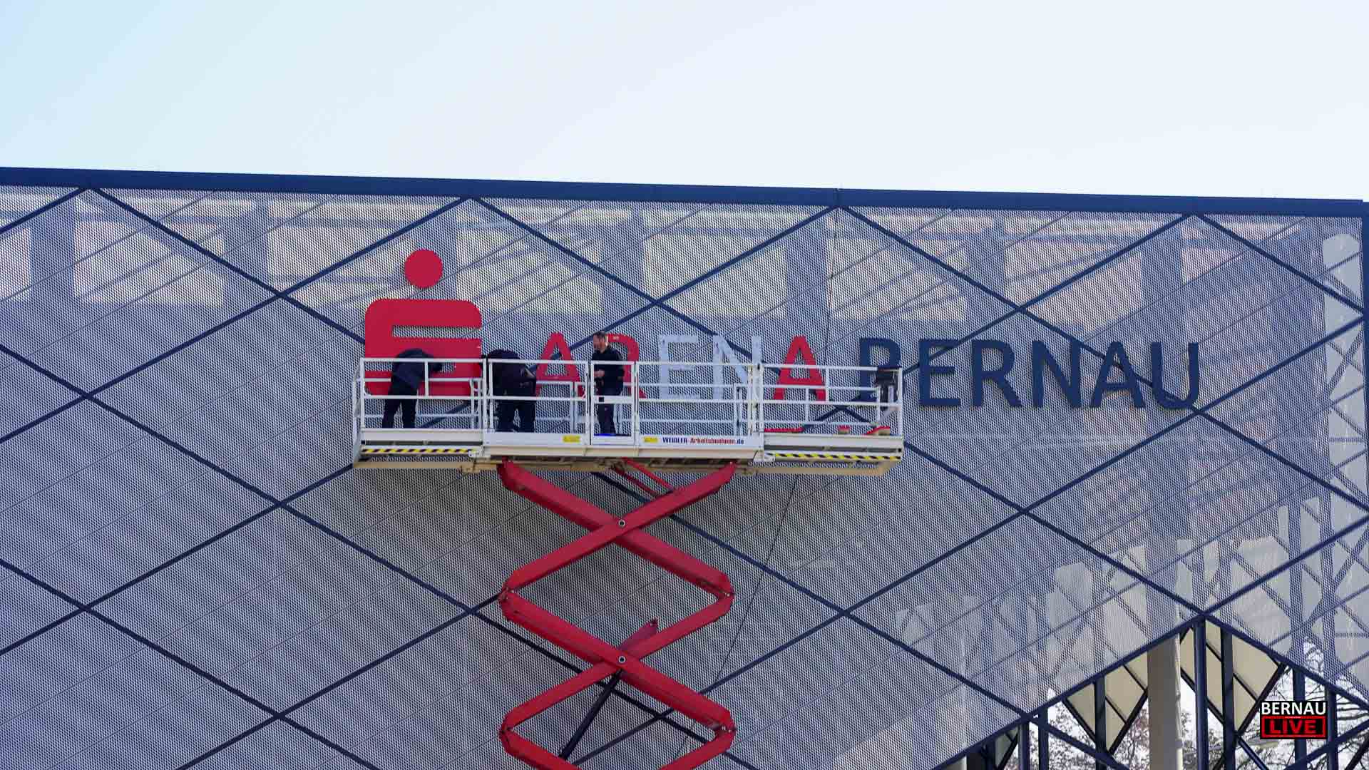 Die Sparkassen-Arena Bernau erhält ihren "Sponsoren" Schriftzug