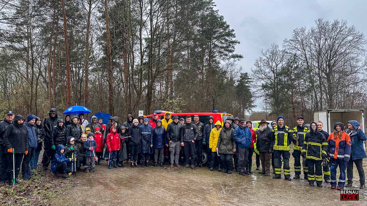 Trotz Regen: Zahlreiche Menschen beim Frühjahrsputz in der Schönower Heide
