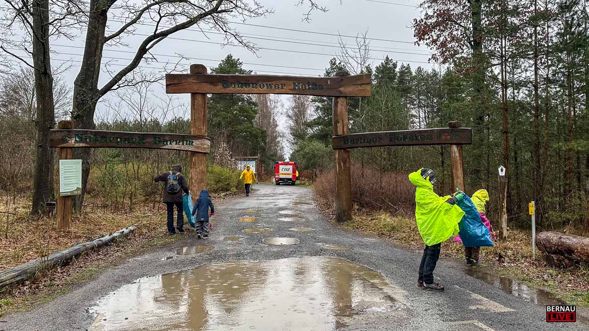 Trotz Regen: Zahlreiche Menschen beim Frühjahrsputz in der Schönower Heide