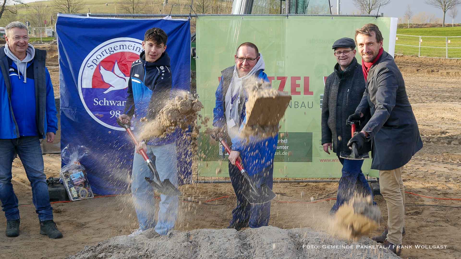 Anstoß für Bauprojekt: Spatenstich für neuen Kunstrasenplatz in Schwanebeck