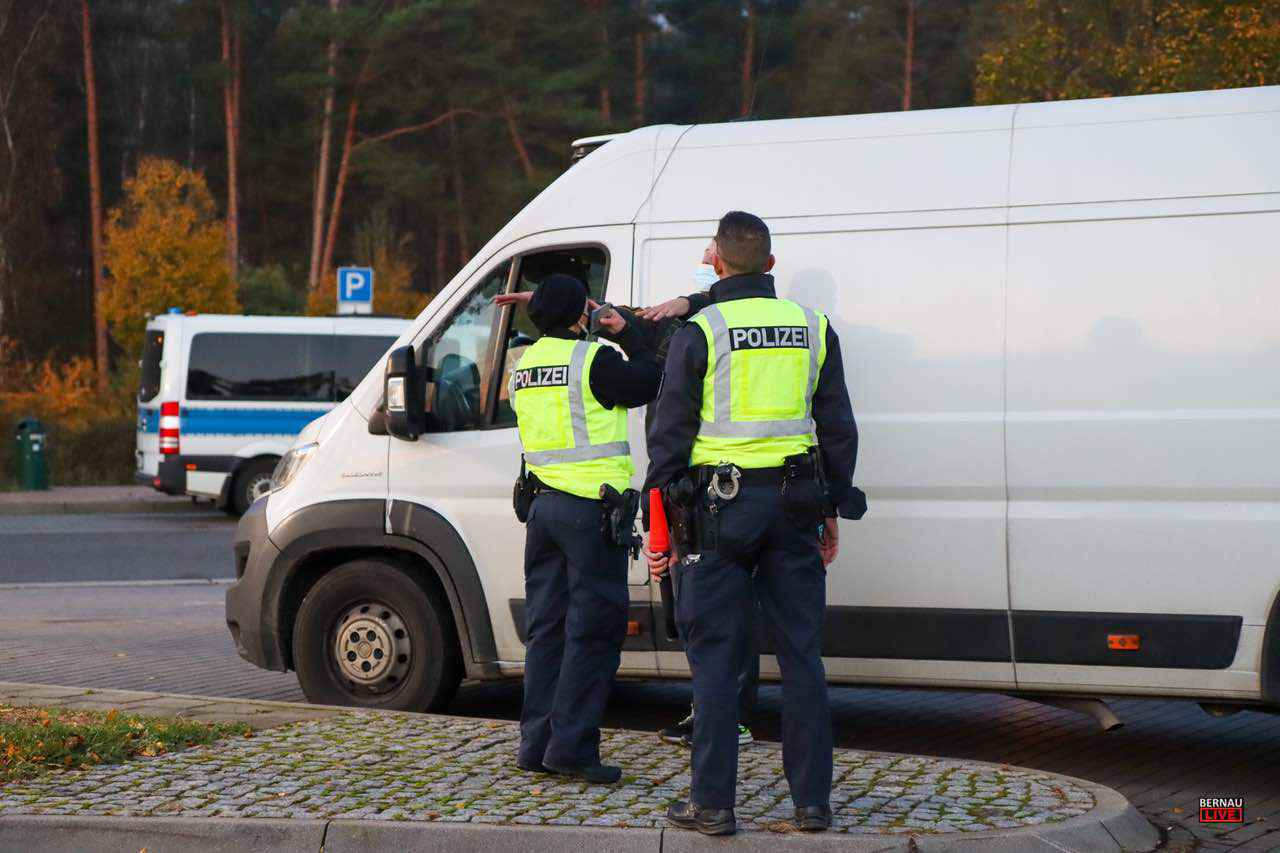 Dabei werden die Brandenburger Polizeibeamten von Polizistinnen und Polizisten aus acht weiteren Bundesländern, dem Zoll und dem THW unterstützt. Ziel ist es, Fahrer zu stoppen, die unter dem Einfluss von Drogen auf Brandenburgs Straßen unterwegs sind.