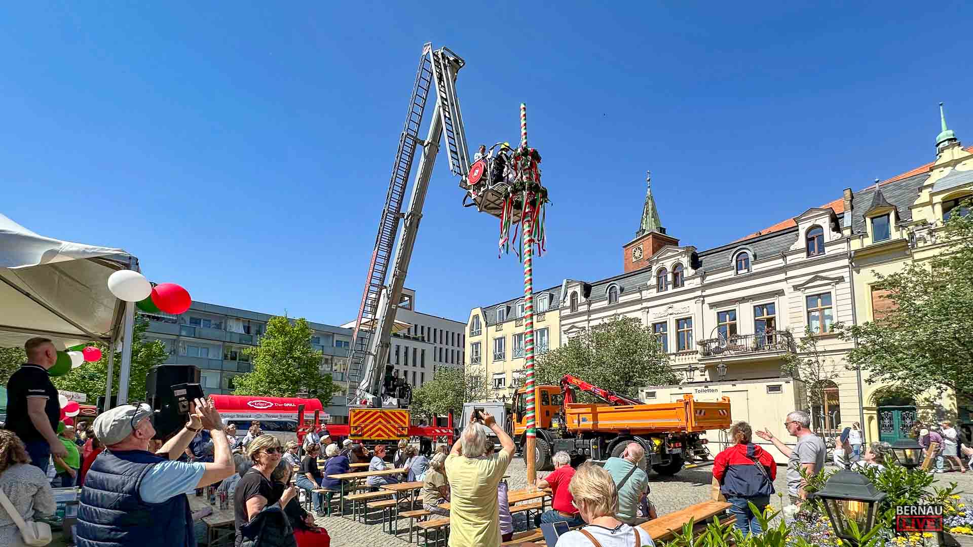 Soeben wurde der diesjährige Maibaum auf dem Marktplatz Bernau aufgestellt