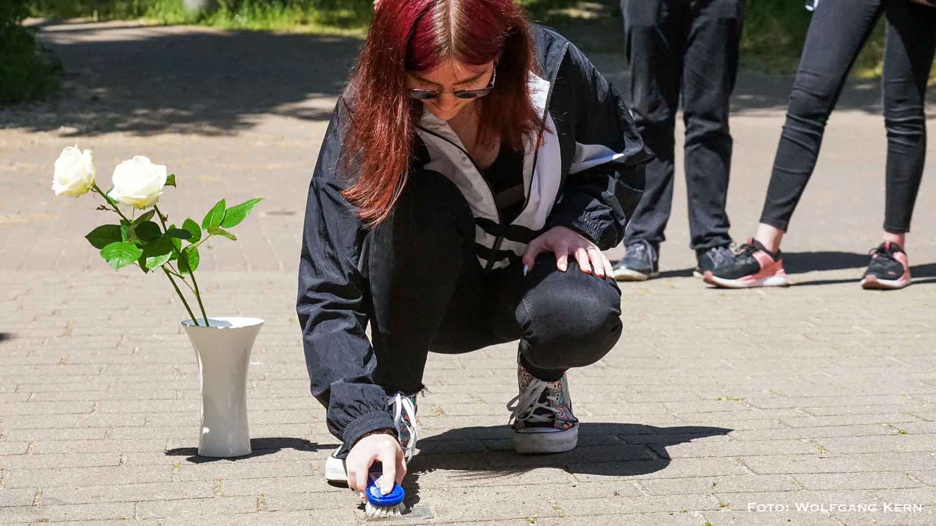 Schülerinnen und Schüler pflegen Stolpersteine in Lobetal