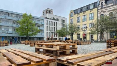 520 Paletten und Bühne auf dem Bernauer Marktplatz aufgebaut