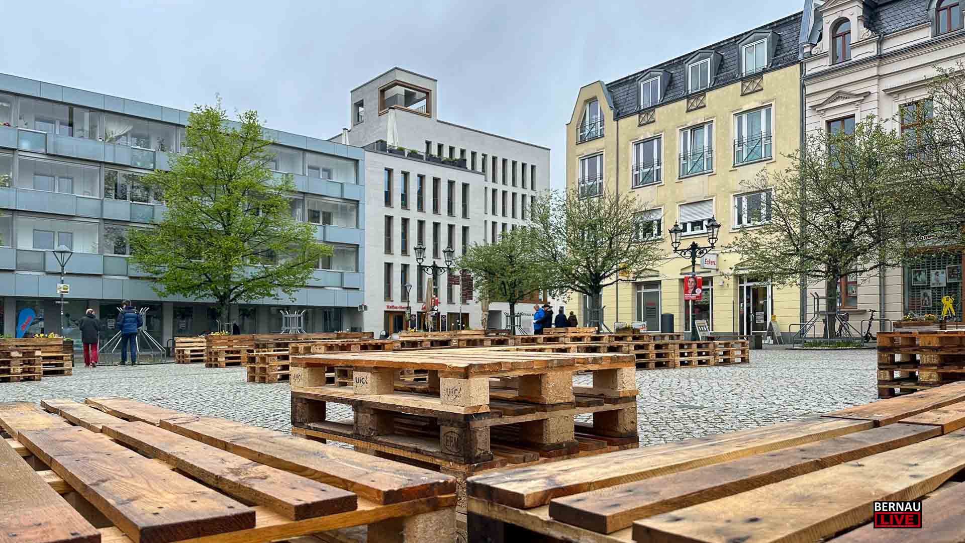 520 Paletten und Bühne auf dem Bernauer Marktplatz aufgebaut