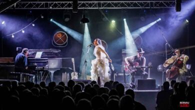 KEIMZEIT im SparkassenForum Eberswalde Selten währte eine Tournee von Keimzeit volle zwei Jahre. Über 80 Konzerte stehen seit Anfang 2023 im Tourplan der Band. Neben Auftritten wie z. B. in Tübingen, Potsdam, München und Köln, spielt die Band auch zweimal im tiefst gelegenen Konzertsaal der Welt im Bergwerk Sondershausen. Schon immer haben die See und das Fernweh eine wichtige Rolle in den Liedern von Keimzeit gespielt. Norbert Leisegang, der nahezu alle Songtexte schreibt, erklärt: „Am Meer finde ich gleichzeitig Ruhe und eine gedankliche Weite, die ich brauche, um Inspiration und Kreativität zu schöpfen. Tickets für dieses Event erhaltet ihr unter: https://www.public-tickets-shop.de/produkte/188-tickets-keimzeit-von-singapur-nach-feuerland-sparkassenforum-michaelisstrasse-1-eberswalde-am-15-05-2024