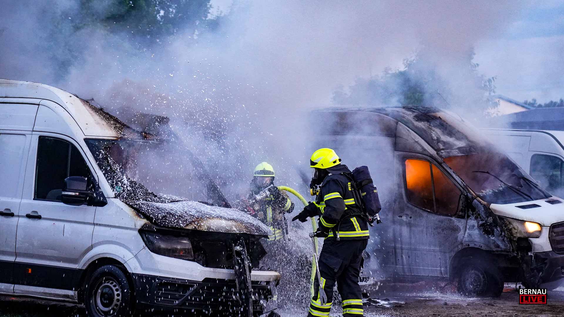 Bernau / Barnim: Zu einem Brandeinsatz wurde die Bernauer Feuerwehr am gestrigen Sonntagabend gegen 21 Uhr nach Bernau-Schmetzdorf gerufen.