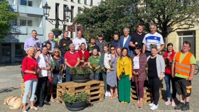 Blumenampeln zieren im 15. Jahr die Bernauer Innenstadt