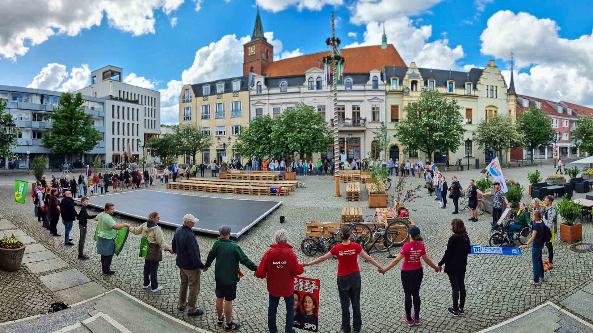 Kundgebung in Bernau gegen Übergriffe auf Politiker und Wahlhelfer