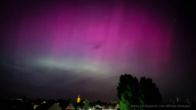Ein Nachthimmel voller Polarlichter über Bernau