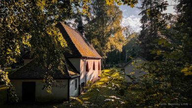 Hallo aus Bernau und allen einen guten Donnerstag 17 a building with trees around it - Kapelle Friedhof Bernau,