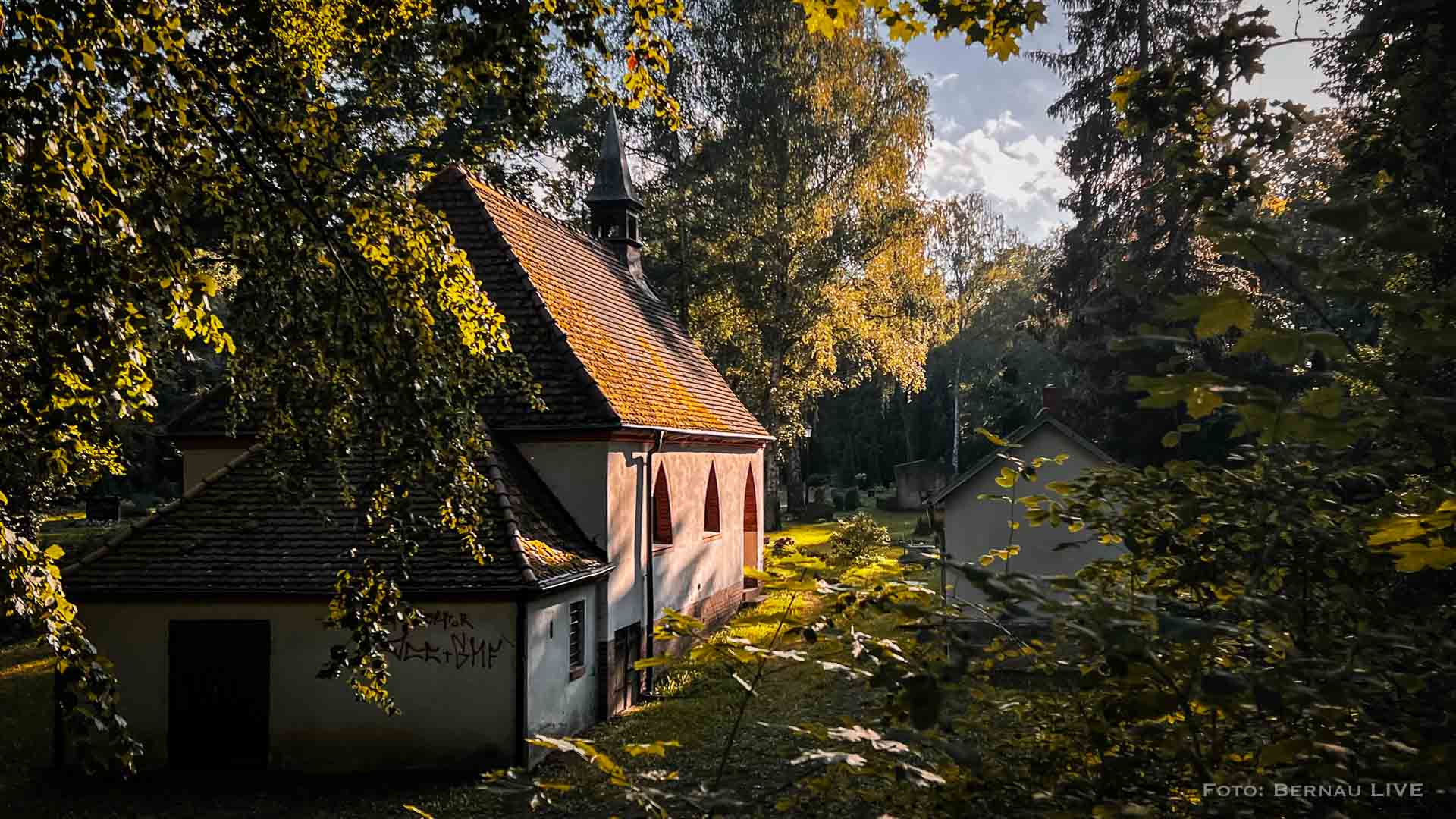 a building with trees around it - Kapelle Friedhof Bernau,