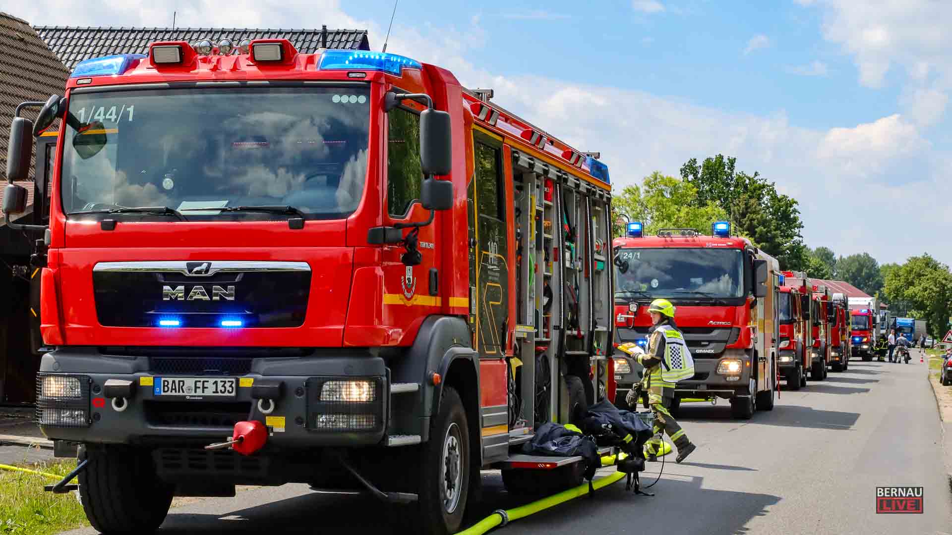 Feuerwehreinsatz / Brand: Vollsperrung der Albertshofer Chaussee in Bernau