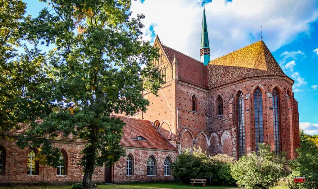 Willkommen in der neuen Woche und guten Morgen aus Bernau 3 Der von der Europäischen Route der Backsteingotik e. V. jährlich am dritten Samstag im Juni europaweit ausgerufene Tag macht auf das kulturelle Erbe der Backsteingotik aufmerksam. Der Baustil des Klosters Chorin hatte einen besonderen Einfluss auf spätere Kirchen und Klosterbauten in der Mark Brandenburg. Sonderführung "Backstein" um 17:00-18:30 Uhr mit dem Bauhistoriker und Archäologen Dirk Schumann. Tickets bitte online buchen unter www.kloster-chorin.org