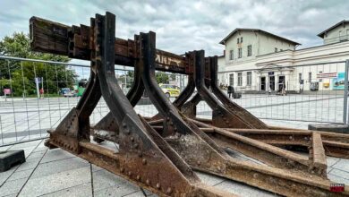 Prellbock am Bahnhof Bernau wirbt für S-Bahn-Jubiläum