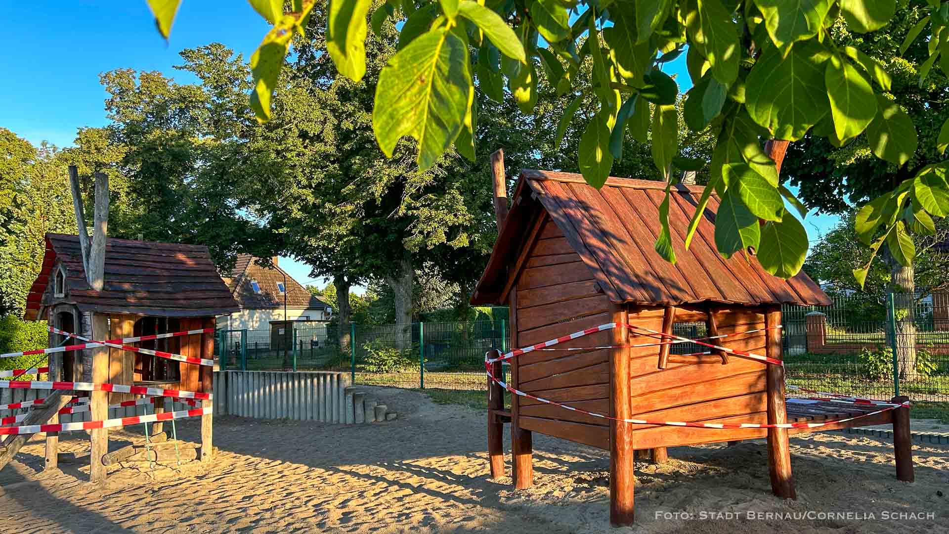 Bernau-Schönow: Spielhütten auf dem Spielplatz Feldstraße instand gesetzt