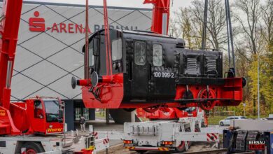 Eine LOK für LOK Bernau vor der Sparkassen-Arena Bernau