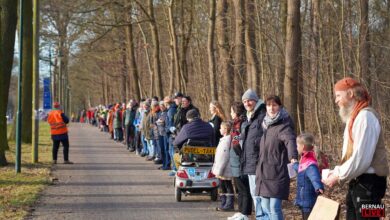 Menschenkette gegen Waldrodung für neues Gewerbegebiet in Bernau