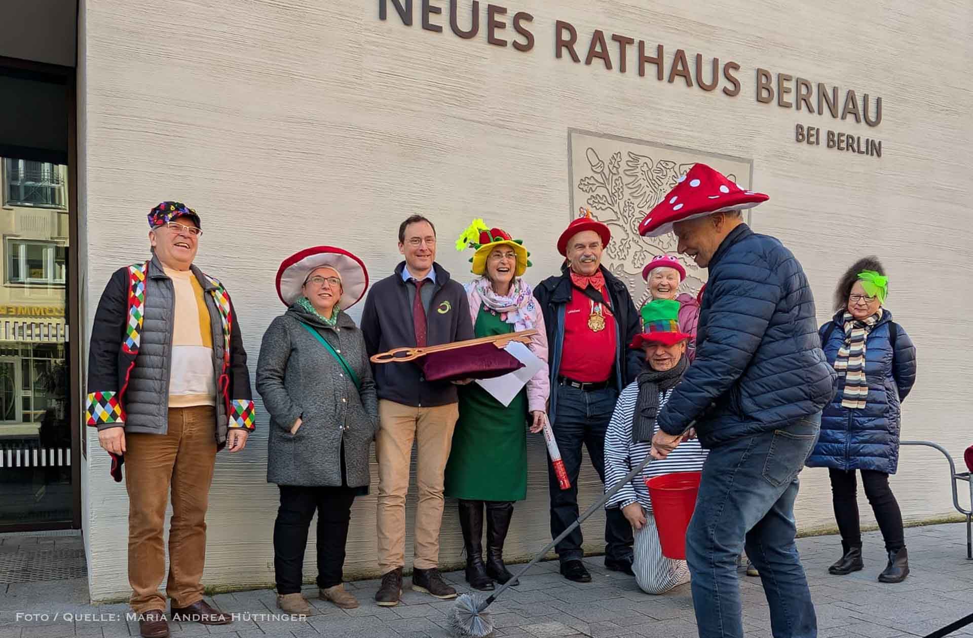 Barnimer Landfrauen holen sich den Bernauer Rathausschlüssel