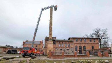 Bernau: Feuerwehr und Helfer bereiten Storchennest in Börnicke vor