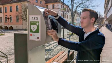 Minuten entscheiden Leben: Bernau installiert 11 öffentliche Defibrillatoren (AED)