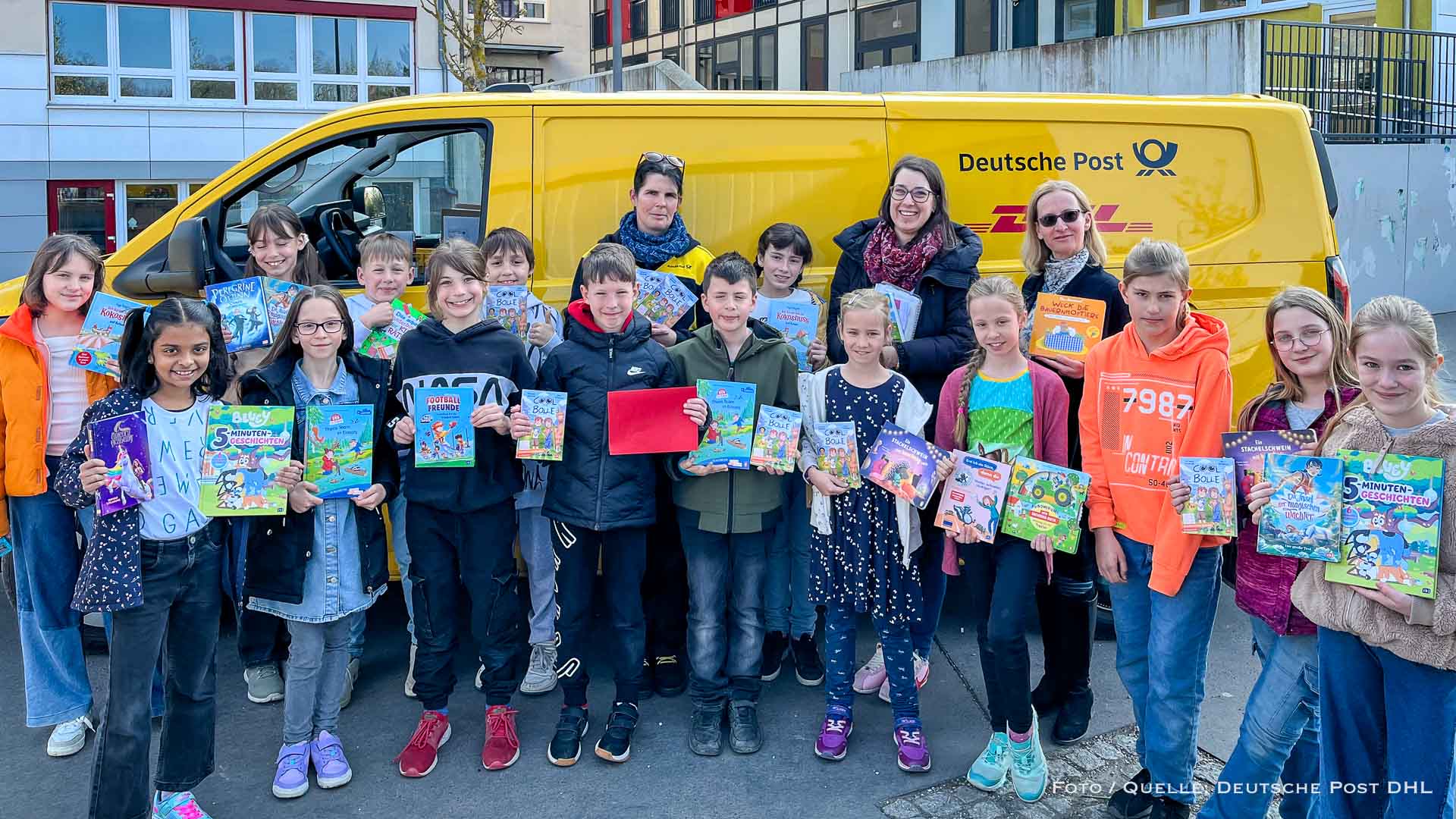 Lesefreude frei Haus! Deutsche Post überrascht Bernauer Grundschüler mit Büchern