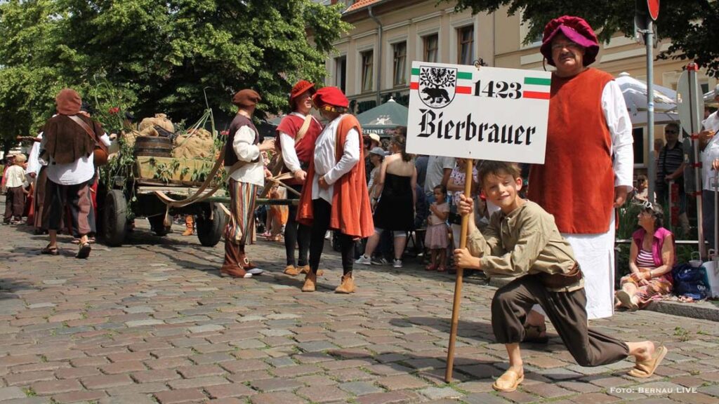 33. Hussitenfest Bernau: Schilderträger und Strohhüte gesucht 2 Schilderträger und Akteure für das Hussitenfest Bernau gesucht