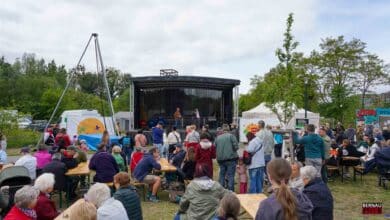 Hüpfburgen, Kinderschminken, Bastelangebote und Ponyreiten begeisterten die kleinen Gäste. Wissbegierige konnten ihr Wissen beim Quiz der Pfadfinder mit Katharina testen. Parallel dazu bot der „Panke-Park Kulturkonvent Bernau e.V.“ informative Parkführungen an. Ein lebendiger Markt mit vielfältigen Ständen komplettierte das Frühlingsfest. Kulinarisch blieben bei Eis, Waffeln, Kuchen, Kaffee, lokalen Biersorten und anderen Speisen keine Wünsche offen, sodass die Besucher das sonnige Wetter auf dem Festgelände in vollen Zügen genießen konnten.