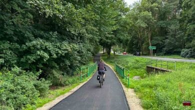 Radweg mit Fahrradfaher