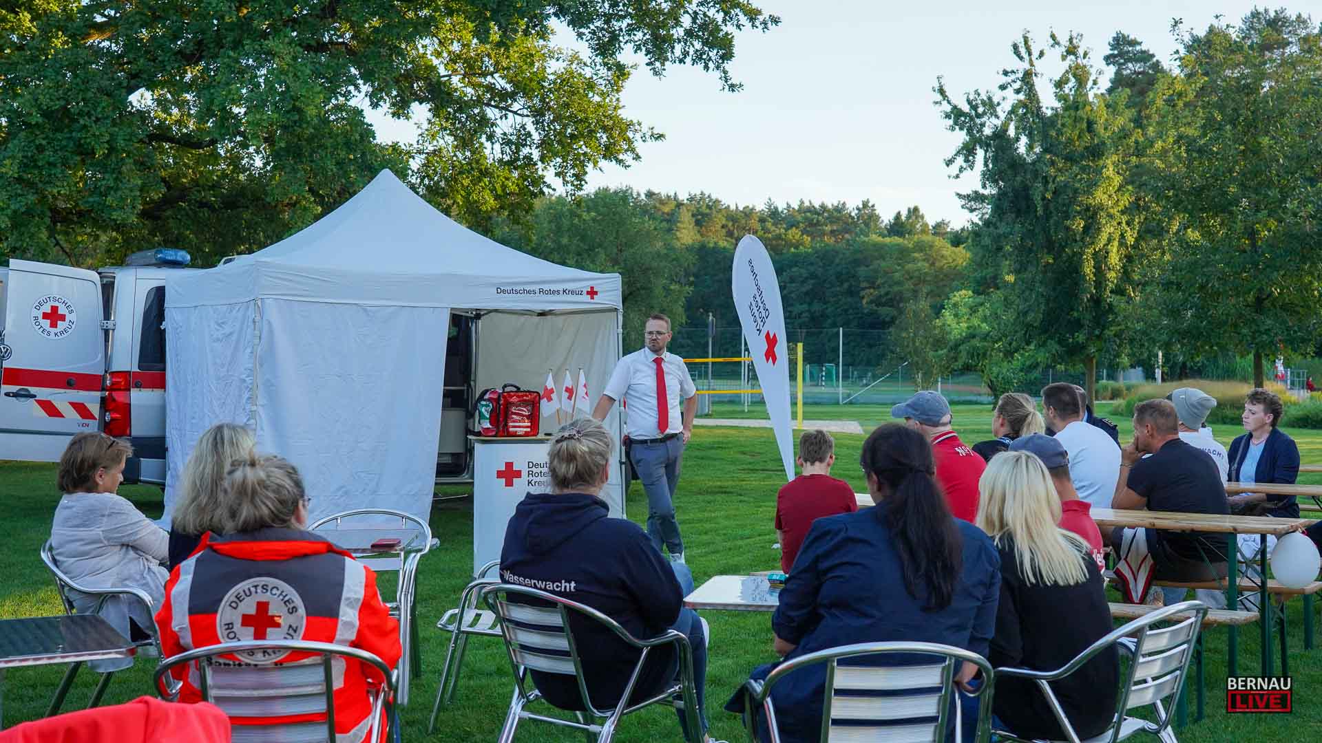 DRK Niederbarnim Bernau: Neues Fahrzeug für Sanitätsbereitschaft und Wasserwacht 15 Bernau / Barnim: Die Sanitätsbereitschaft und Wasserwacht Bernau (DRK Kreisverband Niederbarnim e.V) haben in einer feierlichen Zeremonie am vergangenen Freitag ihr erstes eigenes Einsatzfahrzeug in Empfang genommen.