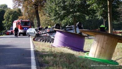 Ein schwerer Verkehrsunfall auf der L 100 zwischen Klosterfelde und Zerpenschleuse hat am Vormittag des 27.09.2025 zu drei Leichtverletzten und einer vierstündigen Vollsperrung geführt. Ein Transporter mit Anhänger kollidierte in Fahrtrichtung Zerpenschleuse aus bislang ungeklärter Ursache mit einem PKW während eines Überholvorgangs. Durch den Zusammenstoß kam der PKW nach links von der Fahrbahn ab und prallte gegen einen Baum. Der Transporter geriet ebenfalls außer Kontrolle und überschlug sich auf der Straße. Die Fahrer beider Fahrzeuge sowie der Beifahrer des Transporters erlitten leichte Verletzungen und wurden zur Behandlung ins Krankenhaus gebracht. Beide Fahrzeuge waren nicht mehr fahrbereit. Die L 100 musste für die Dauer der Unfallaufnahme und Bergung für rund vier Stunden voll gesperrt werden.