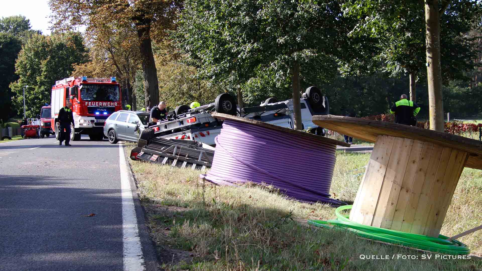 Ein schwerer Verkehrsunfall auf der L 100 zwischen Klosterfelde und Zerpenschleuse hat am Vormittag des 27.09.2025 zu drei Leichtverletzten und einer vierstündigen Vollsperrung geführt. Ein Transporter mit Anhänger kollidierte in Fahrtrichtung Zerpenschleuse aus bislang ungeklärter Ursache mit einem PKW während eines Überholvorgangs. Durch den Zusammenstoß kam der PKW nach links von der Fahrbahn ab und prallte gegen einen Baum. Der Transporter geriet ebenfalls außer Kontrolle und überschlug sich auf der Straße. Die Fahrer beider Fahrzeuge sowie der Beifahrer des Transporters erlitten leichte Verletzungen und wurden zur Behandlung ins Krankenhaus gebracht. Beide Fahrzeuge waren nicht mehr fahrbereit. Die L 100 musste für die Dauer der Unfallaufnahme und Bergung für rund vier Stunden voll gesperrt werden.