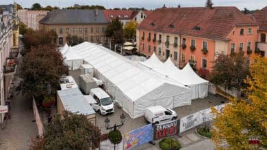 Aufbau zum Oktoberfest auf dem Marktplatz Bernau hat begonnen