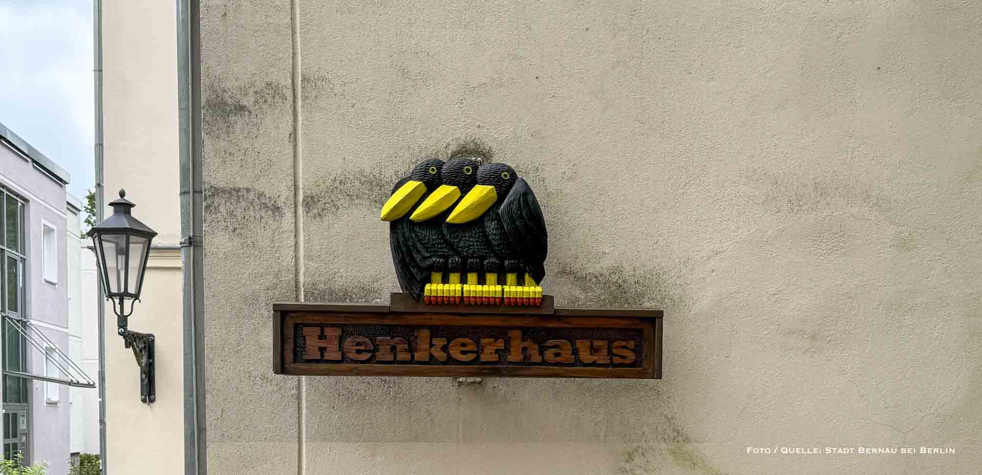 Die Raben sind zurück: Bernaus Henkerhaus mit erneuertem Wahrzeichen 2 Die Raben sind zurück: Bernaus Henkerhaus erhält neues, historisches Wahrzeichen