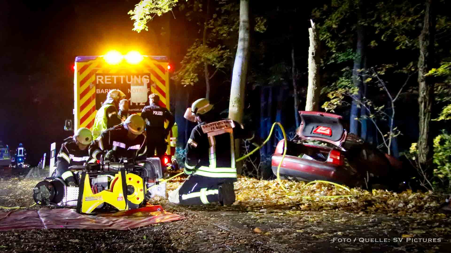 Schwerer Unfall auf L 200: Fahrer prallt zwischen Bernau und Rüdnitz gegen Baum