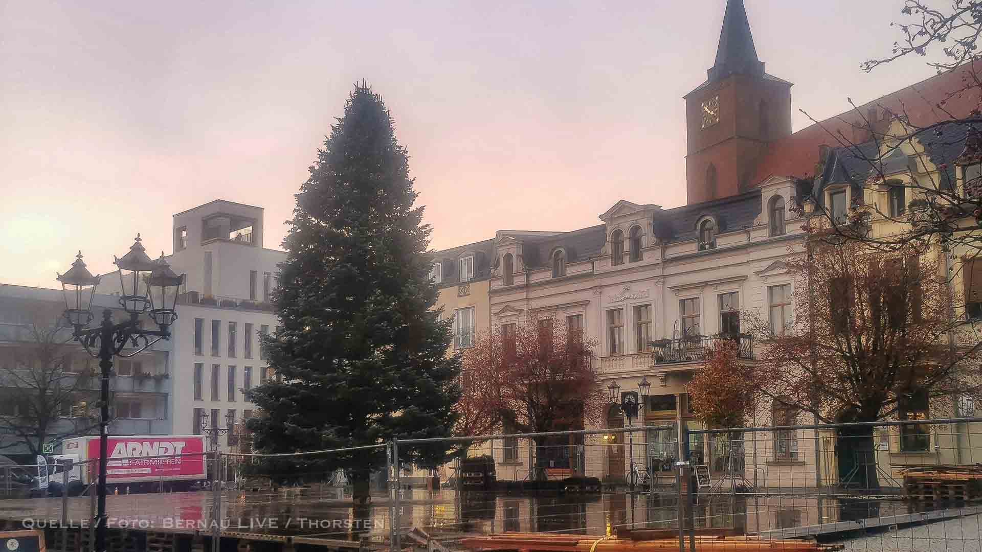 Aufbauarbeiten für die Eislaufbahn Bernau haben begonnen