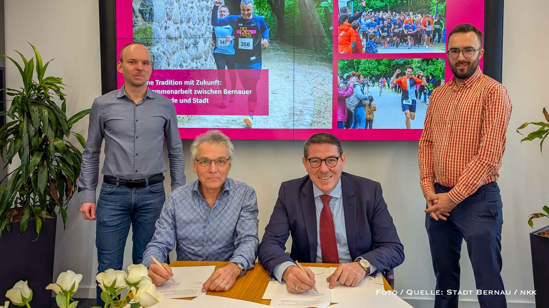 Bernau: Stadt und Lauffreunde besiegeln Stadtmauerlauf-Kooperation