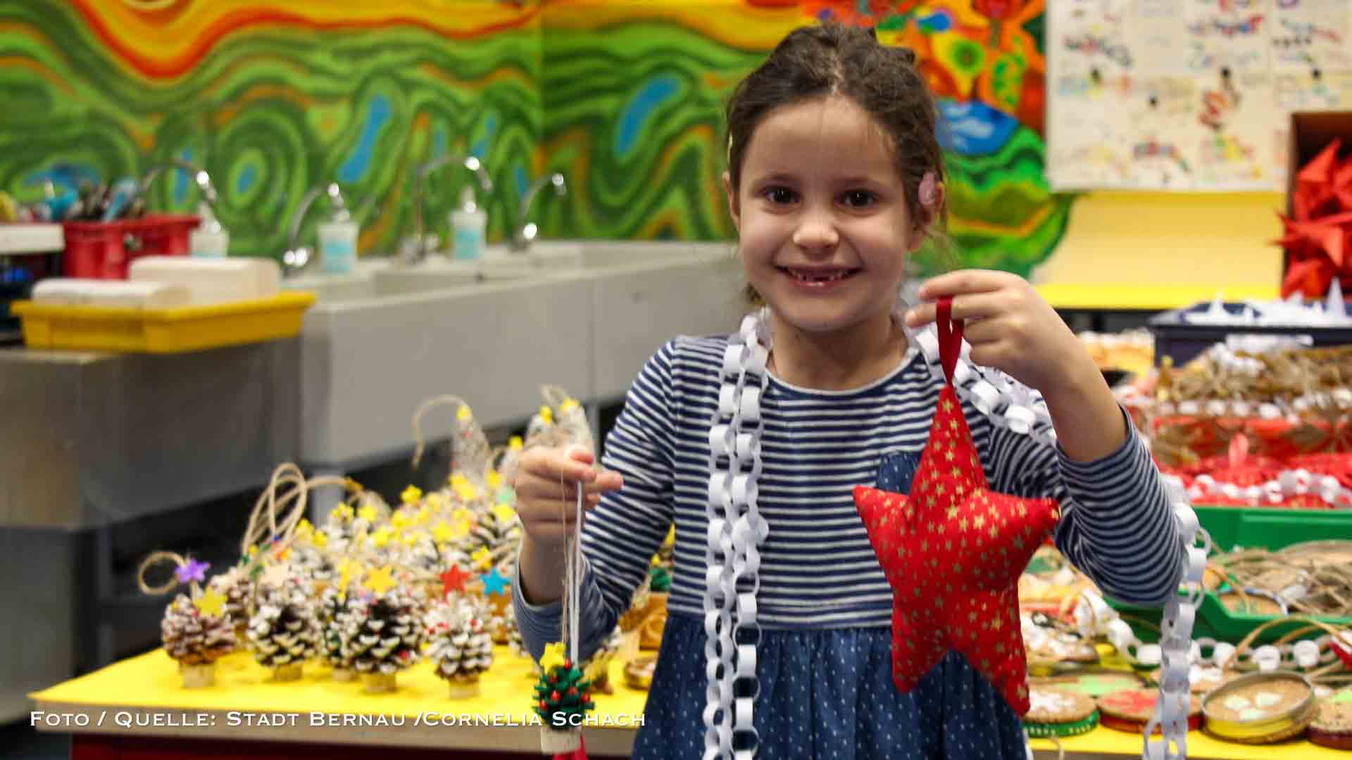 Handarbeit aus der Grundschule Schönow schmückt den Bundestag