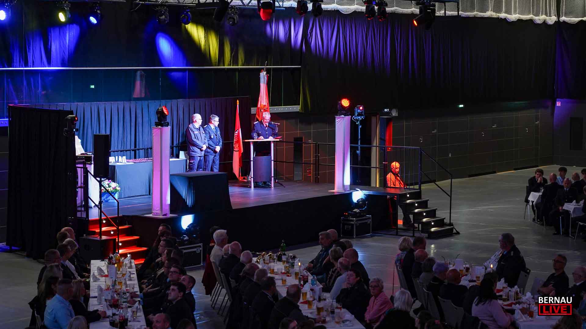 Freiwillige Feuerwehr feiert ihre Ehrenamtlichen in der Sparkassen-Arena Bernau