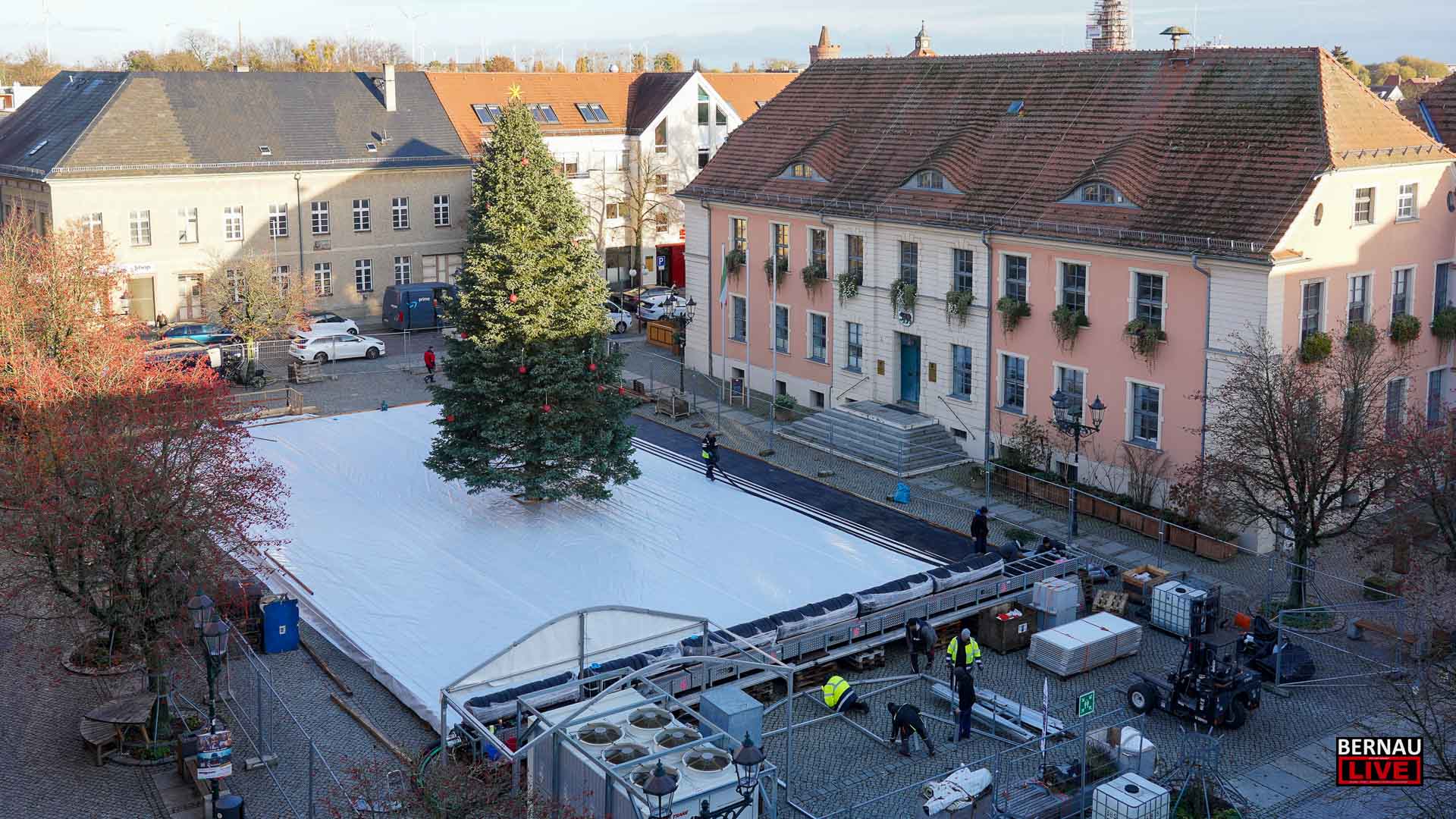 Bernauer Eisbahn auf dem Marktplatz nimmt Form an