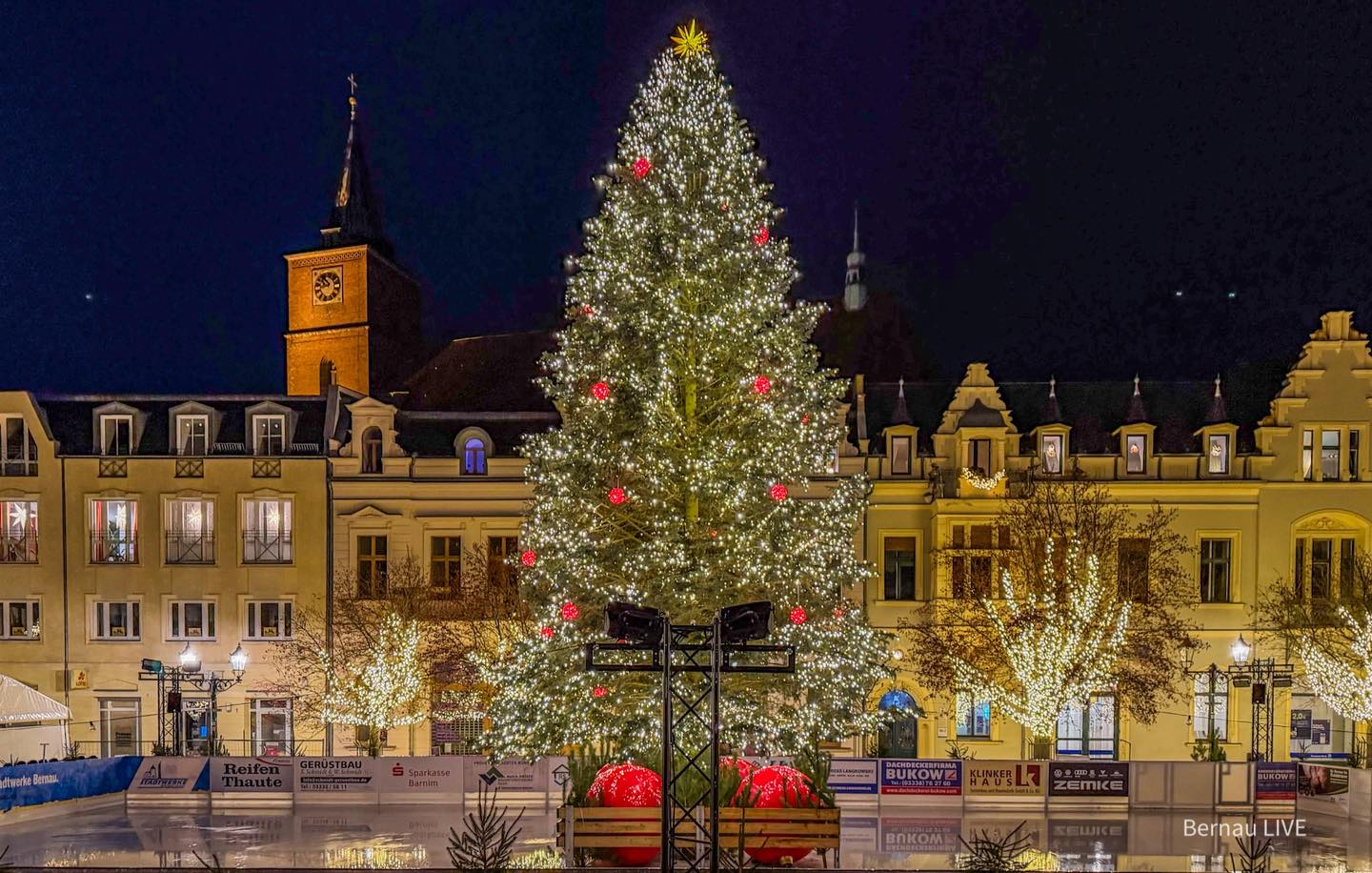 Allen einen schönen Dienstag und guten Morgen aus Bernau 2 Eisbahn Marktplatz Bernau