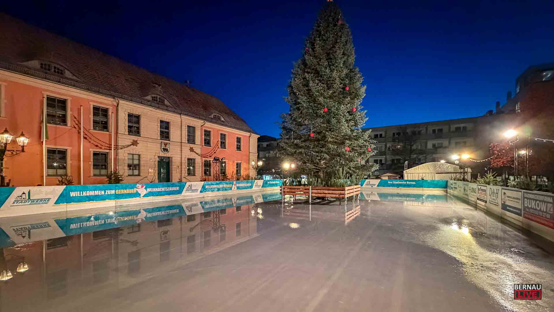 Morgen ist es endlich soweit: Die Eisbahn Bernau in den letzten Vorbereitungen