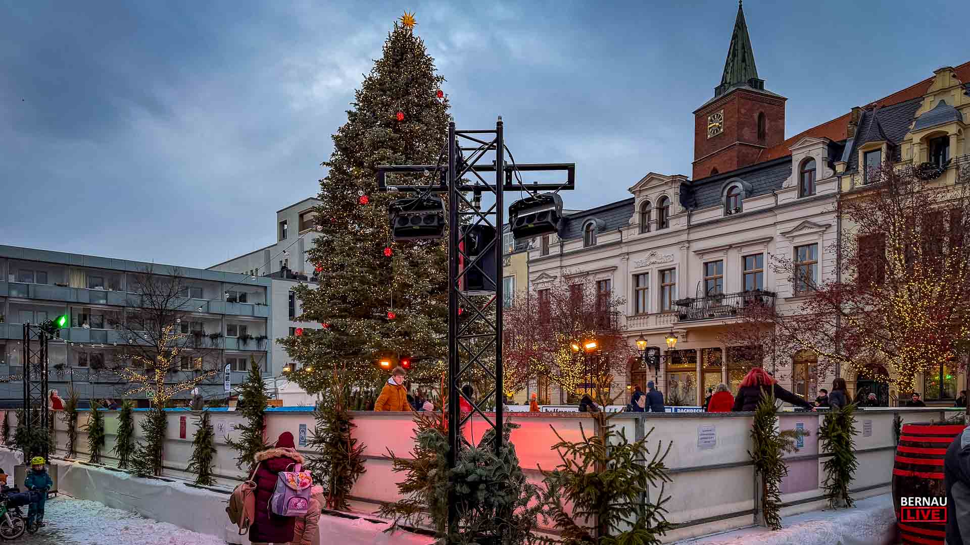 Eisbahn in Bernau offiziell eröffnet - allen viel SpaßEisbahn in Bernau offiziell eröffnet - allen viel Spaß