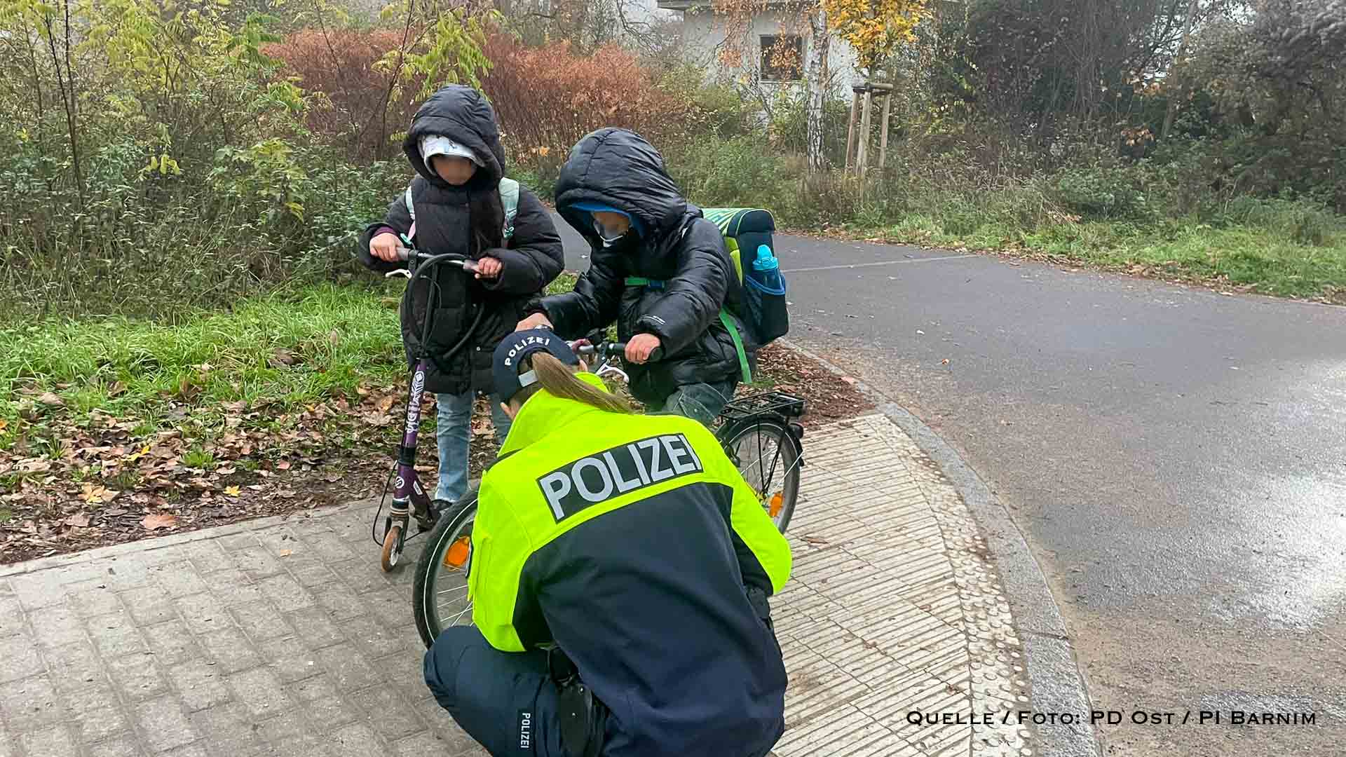 Bernauer Polizei prüft Sichtbarkeit und Licht auf dem Schulweg