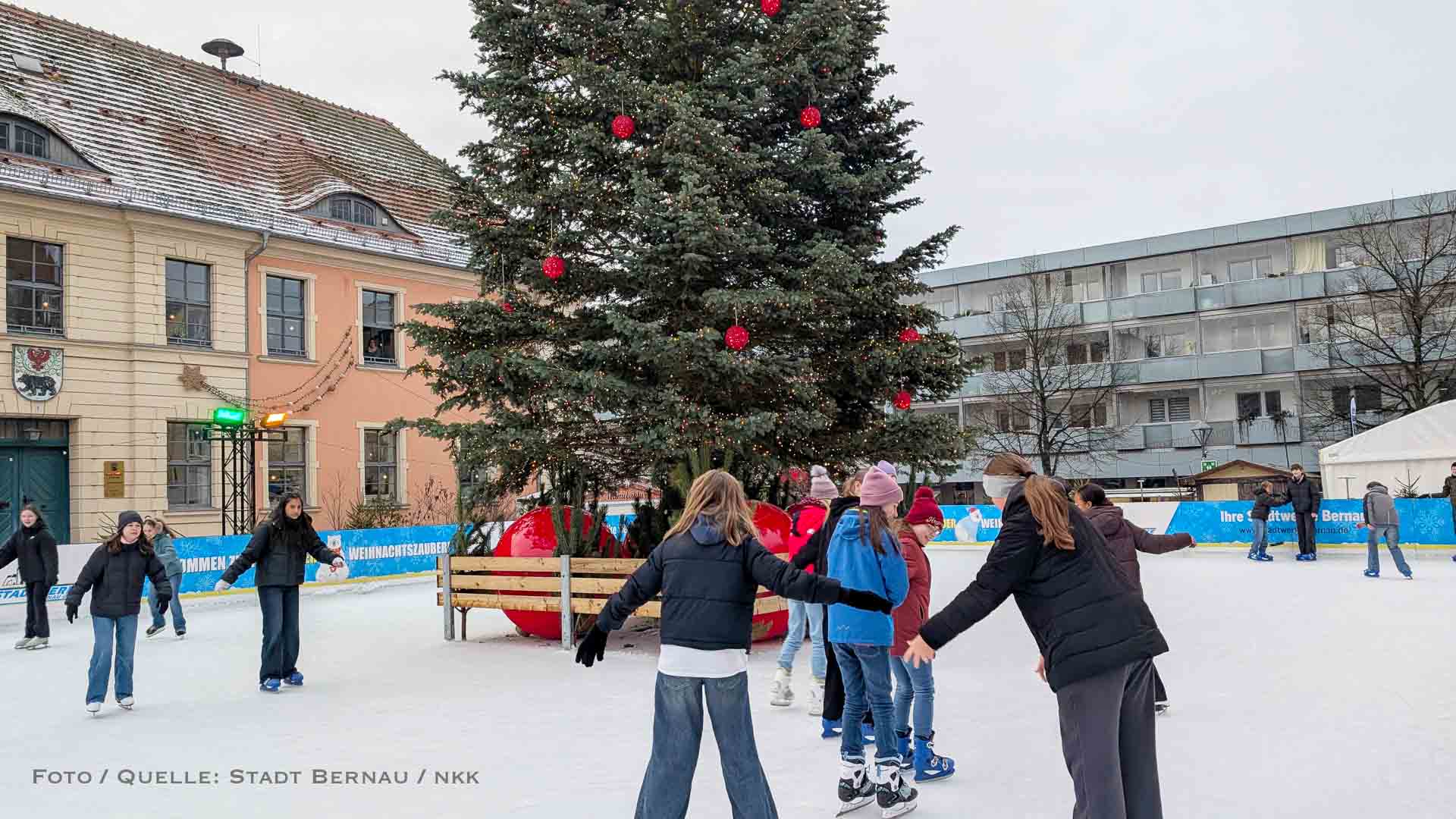 Eisspaß am Vormittag: Schulen erobern die Eisbahn auf dem Bernauer Marktplatz