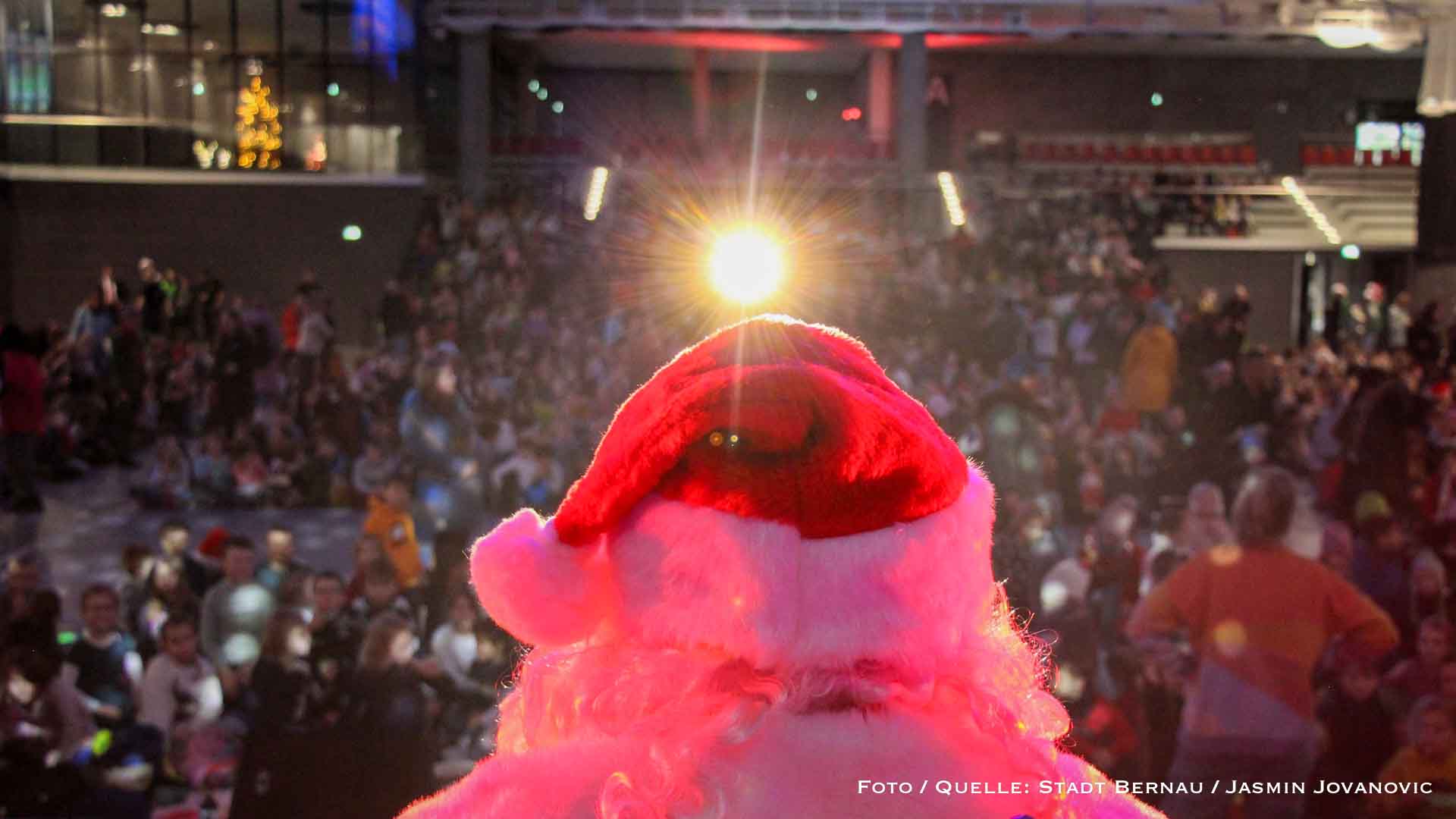 Bernaus Arena wird zum Weihnachtszelt: 2.100 Kinder feiern mit „Nobel-Popel“