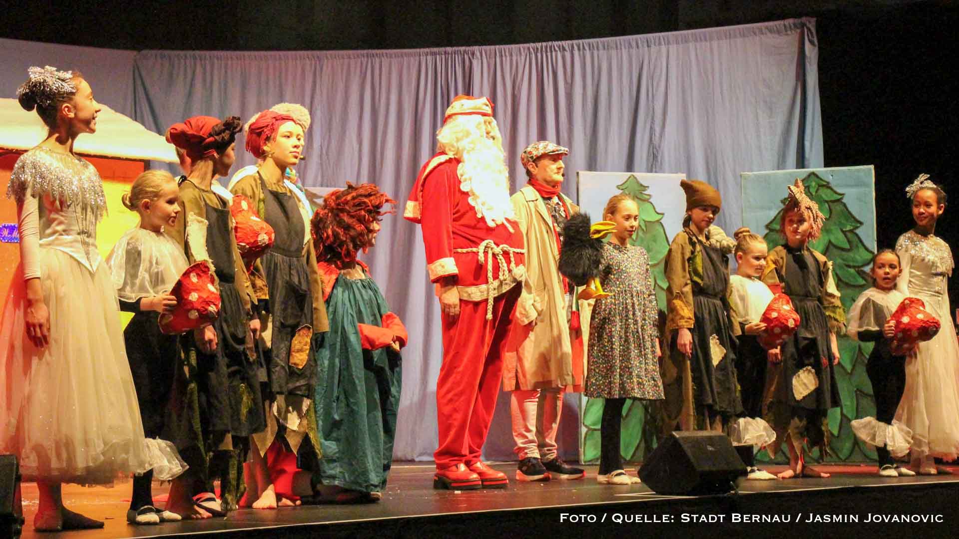 Bernaus Arena wird zum Weihnachtszelt: 2.100 Kinder feiern mit „Nobel-Popel“