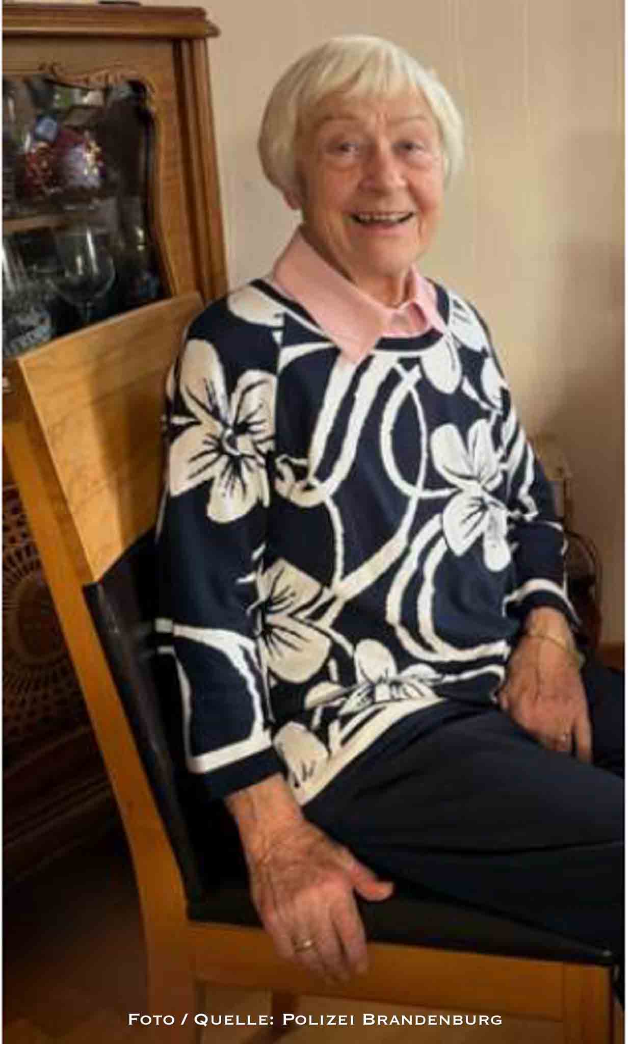 Polizeimeldungen: Seniorin vermisst und Fahrzeug in Bernau gestohlen 3 Die Polizeiinspektion Märkisch-Oderland sucht derzeit nach Margarete S. Sie gilt als vermisst und ist letztmalig in der Ortslage Buckow in der Lindenstraße gesehen worden. Die 91-Jährige wird als hagere Frau mit gebücktem Gang beschrieben. Sie ist ca. 1,40m groß und trug zuletzt eine weinrote Winterjacke, war mit Wanderstöcken ausgestattet und sie ist Brillenträgerin. Die Polizei geht nach jetzigem Kenntnisstand von Gefahren für die Gesundheit der Frau aus und bittet daher die Bevölkerung um Hinweise zum Aufenthalt der Frau. Wenn Sie sie gesehen haben wenden Sie sich unbedingt an die Polizei via 110.