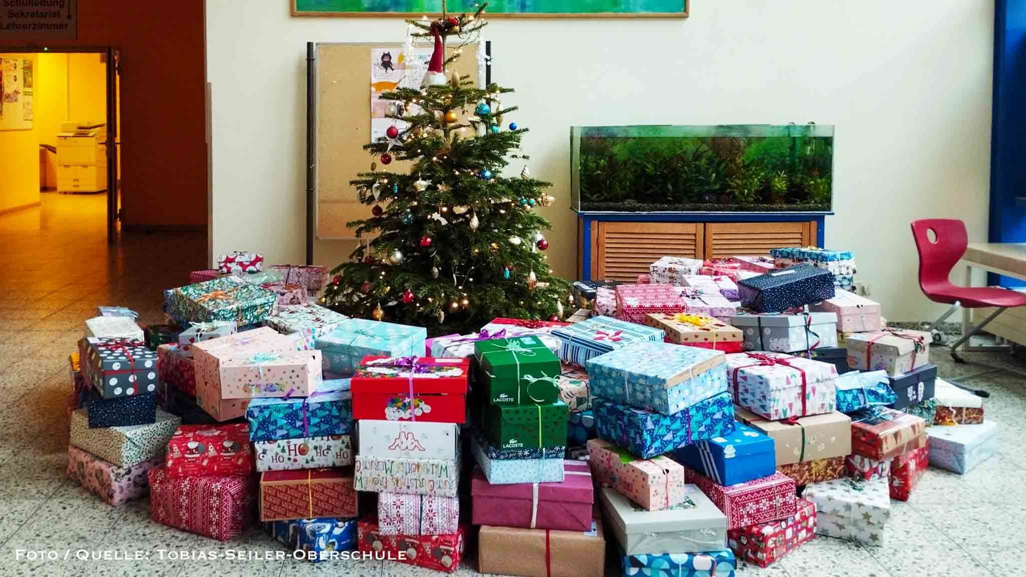 Bernauer Schüler packen 247 Weihnachtspäckchen für Kinder in Not